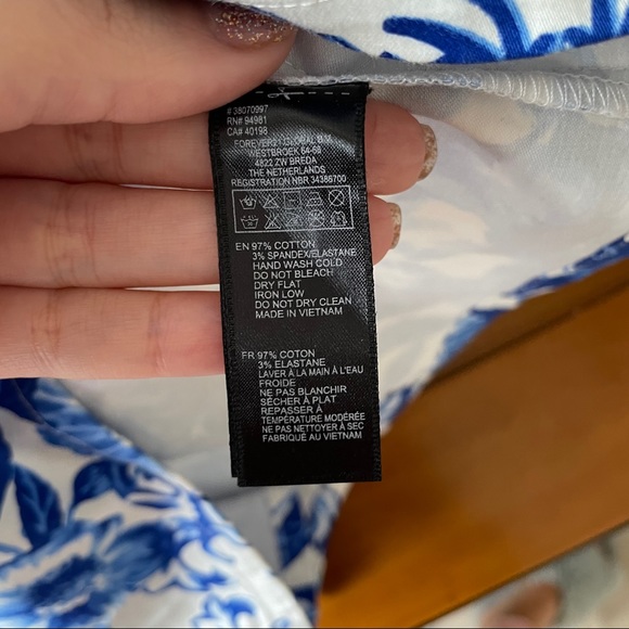 Forever 21/Blue & White Floral Form Fitting Dress - Picture 7 of 7